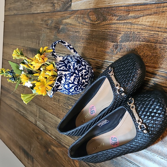 Nautica Women's Slip On Vegan Leather Woven Flats. - Picture 2 of 7